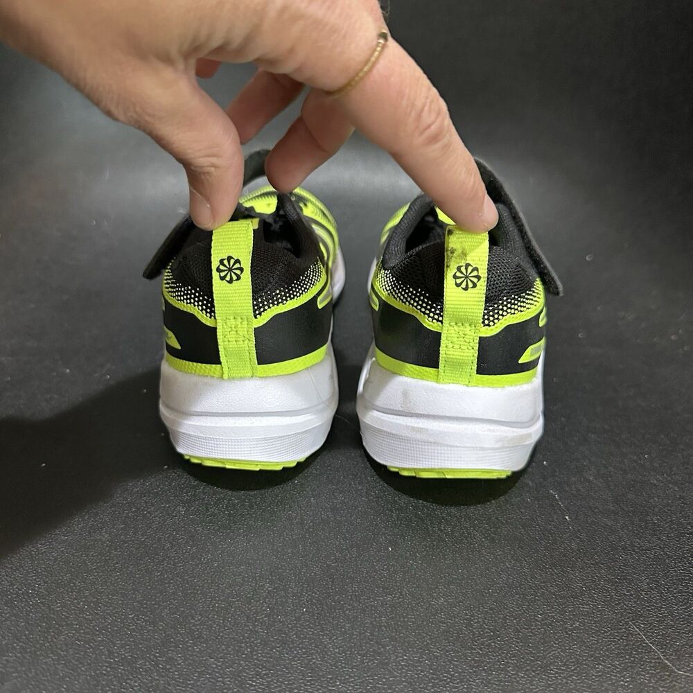 Nike Cosmic Runner PSV Kids Black Volt White Hook & Loop Low Top Sneaker 1Y - Picture 4 of 11